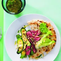 Salát s grilovaným masem a pitou