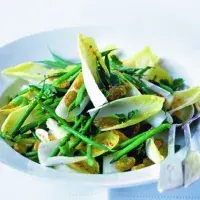 Salát s čekankou, rozinkami a fazolkami