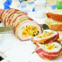 Kuřecí roláda s kuskusem a piniovými oříšky Kuřecí roláda s kuskusem a piniovými oříšky