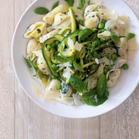 Těstoviny s cuketou, hráškem a jogurtem