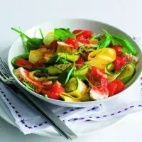 Salát s cuketou a opékaným kuřetem