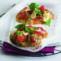 Kořeněné pizzy s kozím sýrem Kořeněné pizzy s kozím sýrem