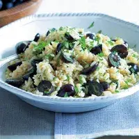 Pilaf s rozmarýnem a modrými hrozny