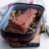 Vepřový bůček glazovaný medem a černým pivem