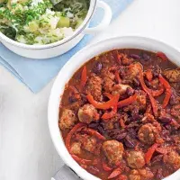 Rychlé chilli s pažitkovými šťouchanými bramborami