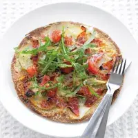 Falešná pizza s bramborami a rajčaty Falešná pizza s bramborami a rajčaty