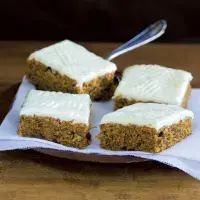 Ořechovo-mrkvové řezy s krémovou polevou