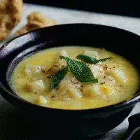 Polévka s kousky čedaru a celeru