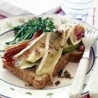 Chleba zapečený slaninou a sýrem brie