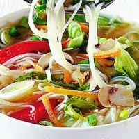 Vývar s nudlemi a zeleninou na orientální způsob