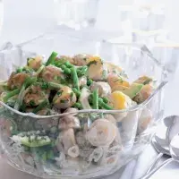 Bramborový salát s hráškem a avokádem Bramborový salát s hráškem a avokádem