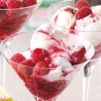 Zmrzlina s horkými malinami