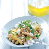 Cizrnový salát s pomeranči