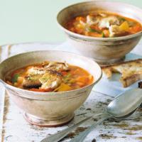 Zimní minestrone s bylinkovými krutony