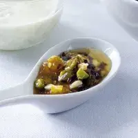 Medová omáčka s ořechy