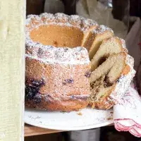 Bábovka s jahodovou marmeládou