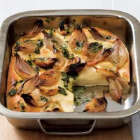 Placák se šalotkami a kozím sýrem