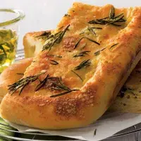 Plochý chléb s česnekem a rozmarýnem Plochý chléb s česnekem a rozmarýnem