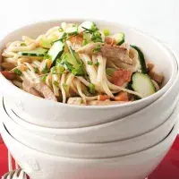 Linguine s kuřecím ragú, cuketami a šafránem Linguine s kuřecím ragú, cuketami a šafránem