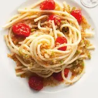 Macaroni se strouhankou a pikantními rajčátky