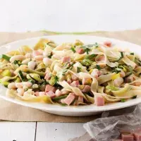 Paglia e fieno s mortadelou a fazolemi