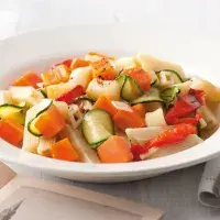 Pennette s uzeným sýrem a zeleninou