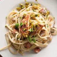 Macaroni v krémové omáčce s rybou a pistáciemi Macaroni v krémové omáčce s rybou a pistáciemi