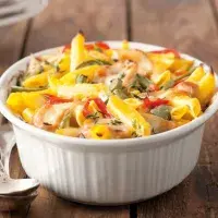 Penne ricce zapečené s paprikou a uzenou scamorzou