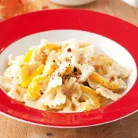 Farfalle se žlutou paprikou Farfalle se žlutou paprikou