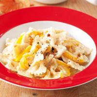 Farfalle se žlutou paprikou