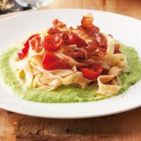 Tagliatelle se sušenou šunkou na hráškovém krému