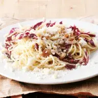Špagety s červenou čekankou a pancettou Špagety s červenou čekankou a pancettou
