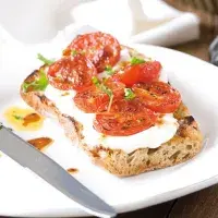 Tousty s pečenými rajčaty