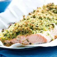 Losos s bylinkovou krustou a bylinkovými bramborami