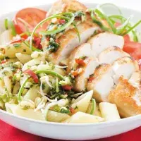 Obědový těstovinový salát s chilli omáčkou