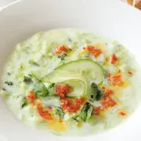 Studená okurková polévka s bazalkou a chilli Studená okurková polévka s bazalkou a chilli