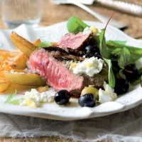 Steak se zálivkou z kozího sýra a oliv