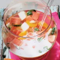 Melounová bowle s broskvemi Melounová bowle s broskvemi