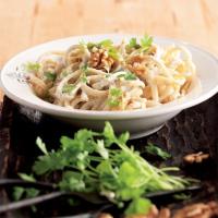 Macaroni s nivou a ořechy