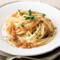 Macaroni s cibulí a sardelkami