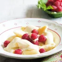 Nočky se žloutkovou pěnou a malinami Nočky se žloutkovou pěnou a malinami