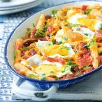 Papriky s klobáskou, kukuřičkami a sýrem