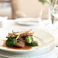 Vepřový jazyk s křupavými bramborami a brokolicí