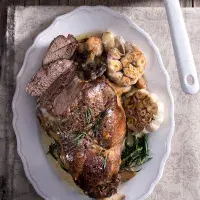 Pomalu pečená jehněčí kýta na česneku s kaší