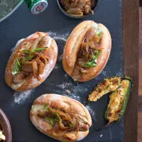 Hot dog s pivní cibulkou Hot dog s pivní cibulkou
