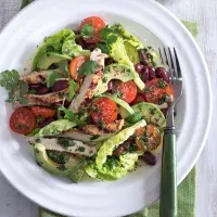 Salát s rajčatovo-fazolovou salsou a kuřecím masem