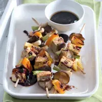 Sezamovo-zázvorové špízy s tofu a šiitake Sezamovo-zázvorové špízy s tofu a šiitake