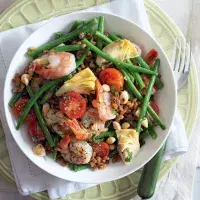 Pšeničný salát s krevetami a zálivkou s kapary