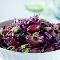 Červený zelný salát s hroznovým vínem