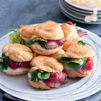 Miniburgery s rostbífem Miniburgery s rostbífem
